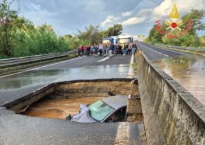 Lamezia: Maltempo causa cratere in strada