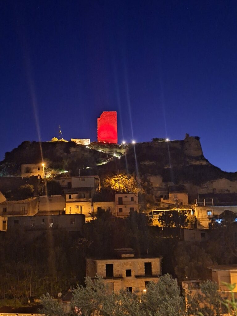 Castello di Condojanni in rosso per dire “no” alla violenza sulle donne